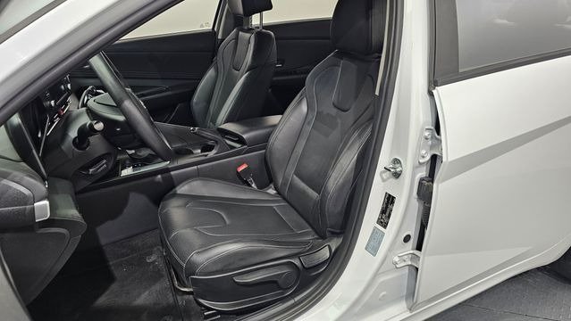 صورة سيارة في المزاد